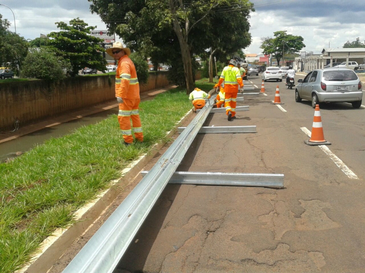 Prefeitura instala defensas metálicas na avenida Ernesto Geisel Foto:PMCG