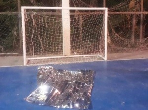 Criança morre enquanto brincava em quadra de esportes Trave que caiu sobre menino durante brincadeira. Corpo de Bombeiros/Divulgação