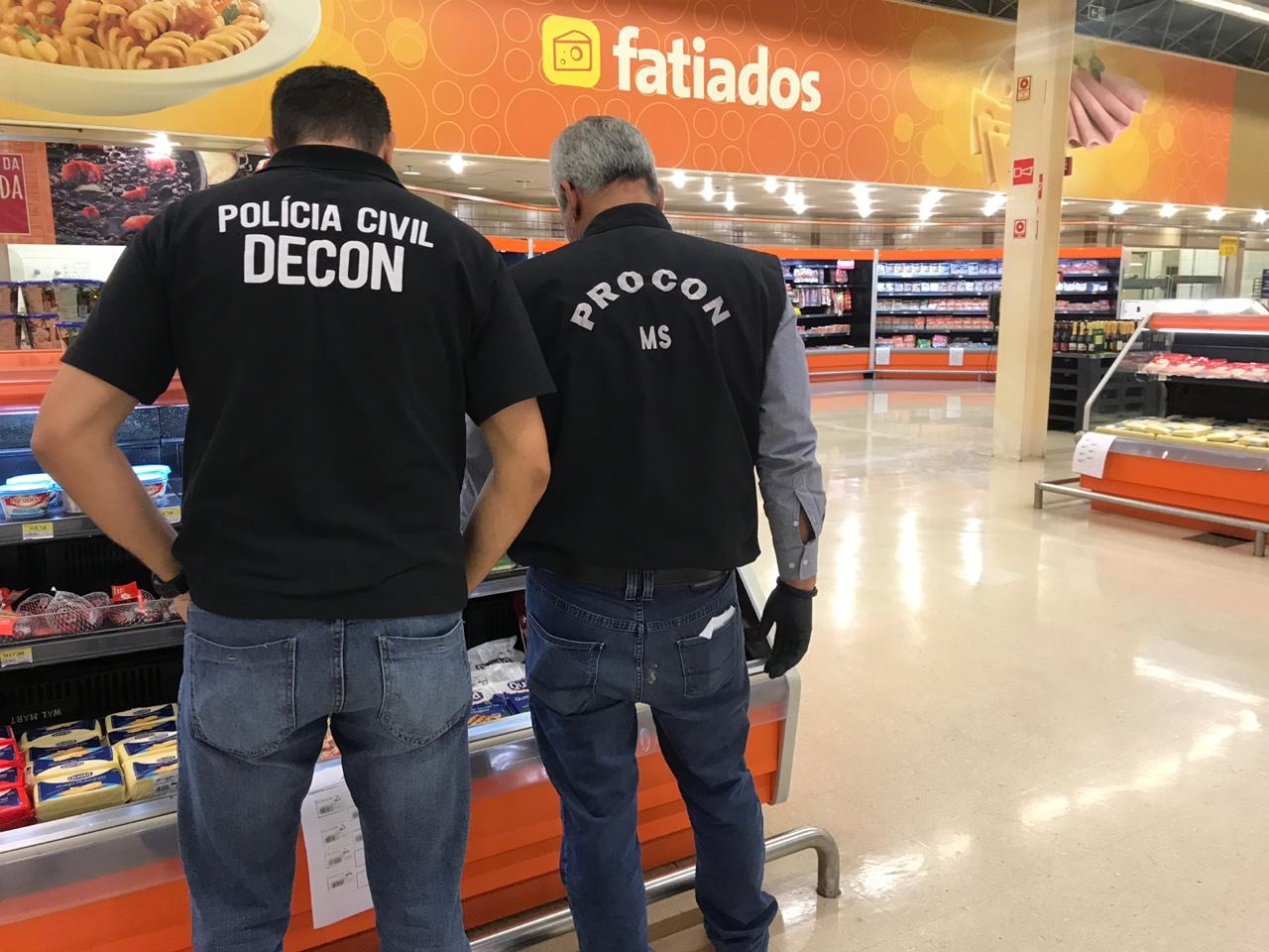 Procon e Decon apreendem produtos vencidos no hipermercado em Campo Grande