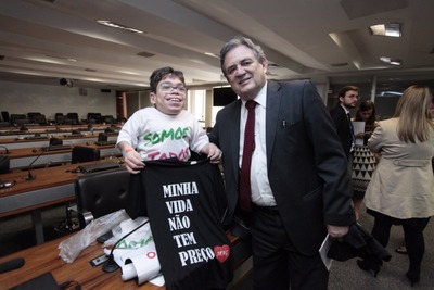 Em audiência no Senado, Anvisa admite facilitar registro de medicamentos para doenças raras Senador Moka e o estudante Patrick Teixeira Dorneles Pires, que tem doença rara
Foto: Luís Carlos Campos Sales / ACS Moka