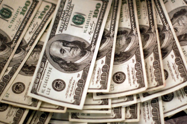 Dólar opera em leve alta após recorde de fechamento na véspera