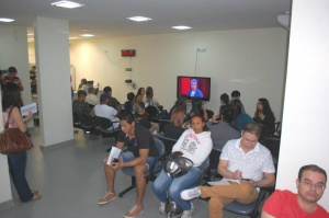 Sala de espera do Hemosul estava lotada durante a manhã (Foto: Simão Nogueira)