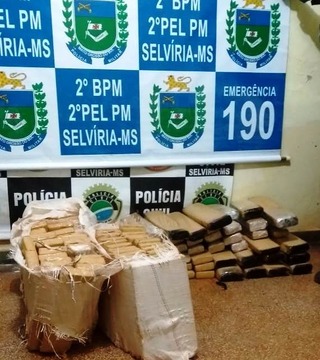 Motorista foge, mas capota carro com 134 quilos de maconha Motorista foge, mas capota carro com 134 quilos de maconha