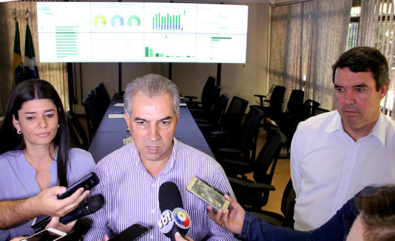 Vice-governadora, Rose Modesto, governador Reinaldo Azambuja e secretário da Segov, Eduardo Riedel, na entrevista coletiva