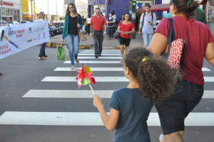 População recebeu panfletos e cata-ventos alertando sobre o combate ao trabalho infantil. (Foto:Marcelo Calazans)
