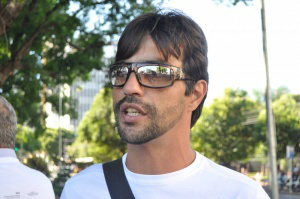 O auxiliar de produção Fagner Souza acredita que crianças deveriam ficar na escola em período integral. (Foto:Marcelo Calazans)