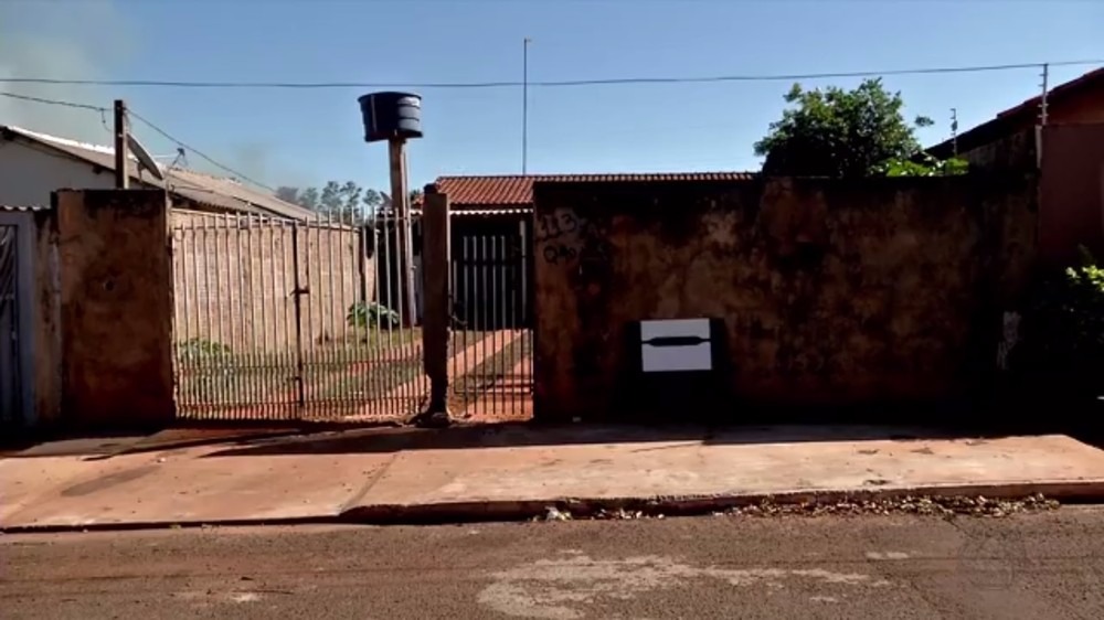 Casa onde escaparam os pit bulls que atacaram cachorros e moradores em Campo Grande (Foto: Reprodução)