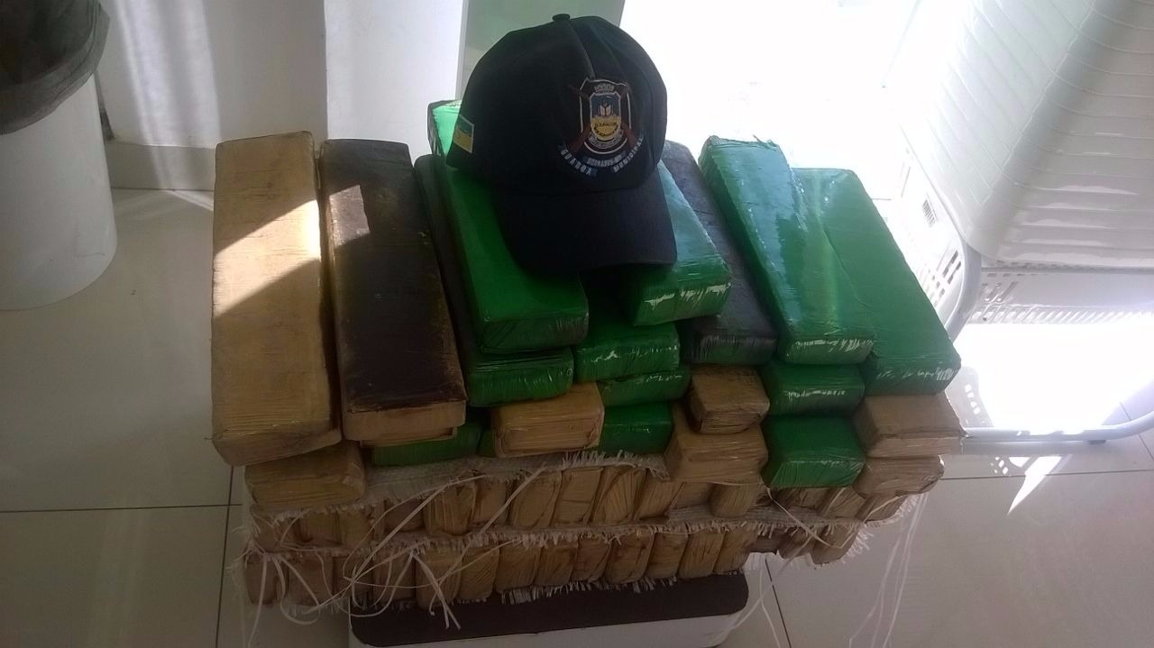 Traficante "perde" tabletes de maconha em frente a escola Tabletes totalizaram quase 50kg de droga- Foto: Divulgação