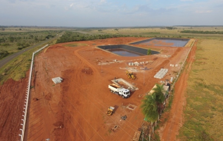 Obras de saneamento levam qualidade de vida e preservação ambiental a Ivinhema Obra de construção da Estação de Tratamento de Esgoto (ETE) de Ivinhema às margens da MS141.