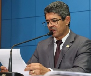 Deputado Rinalo Modesto (PSDB) lê pedido de carência de dívida em plenário - Victo Chileno/ALMS