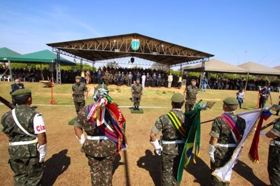 Ex-chefe do Gabinete do Estado Maior do Exército toma posse do CMO Novo comandante toma posse ao lado de autoridades militares. (Foto: André Bittar)