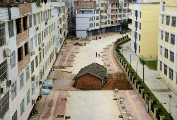 Homem é considerado o mais teimoso do mundo por não aceitar compensação para demolir sua casa Em uma incrível prova de resistência às autoridades chinesas, o proprietário de uma casa, em Nanning, recusou-se a deixar o imóvel, que deveria ter sido demolido, há mais de uma década.