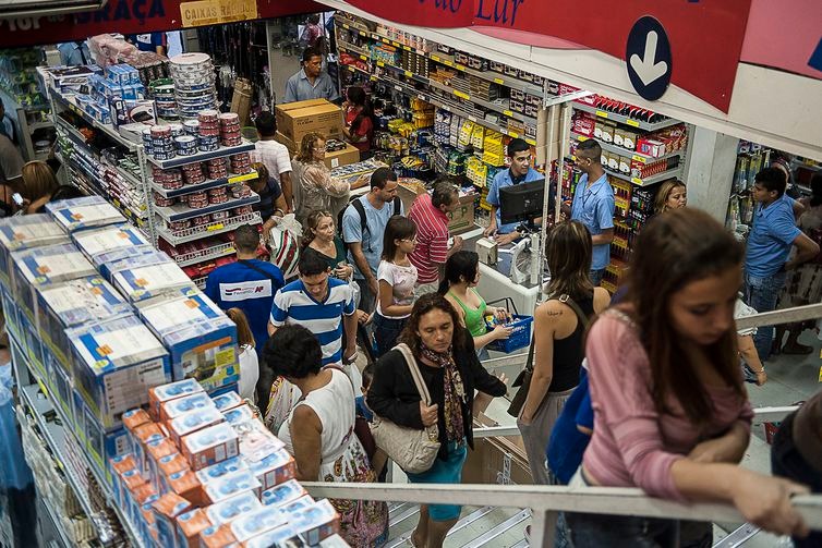 Comércio pode faturar R$ 3 bilhões com vendas para a Black Friday Lojistas esperam movimento acentuado no comércio durante a Black Friday (Arquivo/Marcelo Camargo/Agência Brasil)