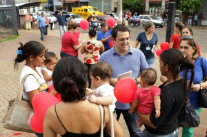 Deputado (centro) é autor da lei que obriga teste em recém-nascidos. (Foto: Marco Miatelo)
