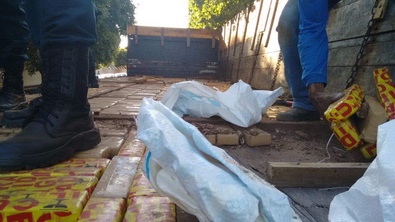PRE e Patrulha Rural da PM apreendem quase uma tonelada de maconha na MS-395 PRE e Patrulha Rural da PM apreendem quase uma tonelada de maconha na MS-395
