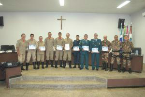 Militares são homenageados em Mundo Novo Policiais Militares, Policiais Militares Ambientais e Bombeiros Militares que atuam no Município foram premiados devido a grande dedicação em prol da segurança pública da fronteira. Foto: Divulgação