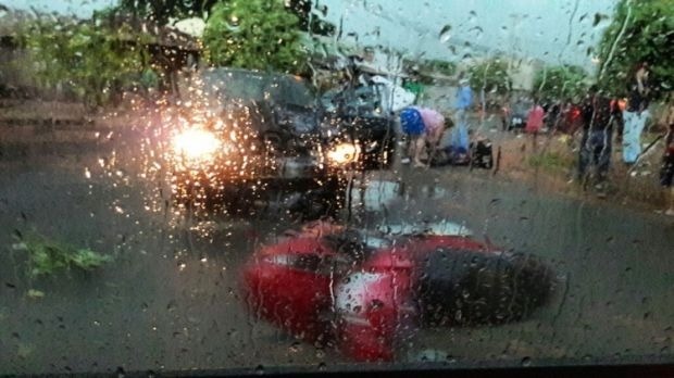 Durante chuva motociclista perde controle, bate em caminhonete e morre