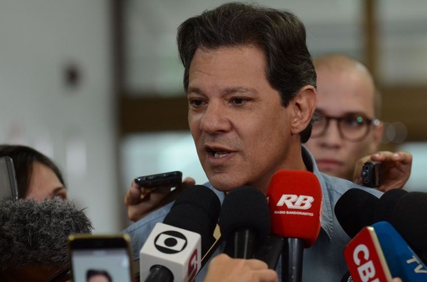O candidato à Presidência da República, Fernando Haddad, fala com a imprensa no hotel Matsubara, em São Paulo. - Rovena Rosa/Agência Brasil
