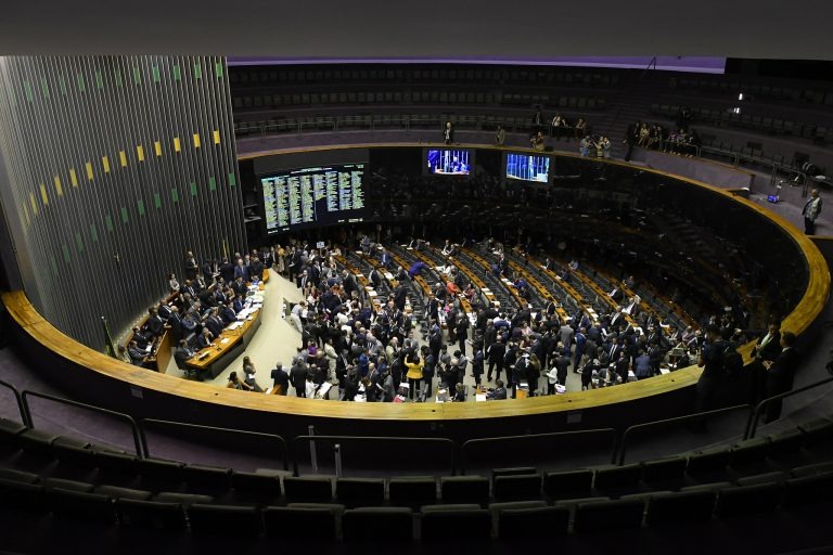 Propostas em análise determinam que recursos remanescentes devem ser destinados a ações de combate ao coronavírus. Roque de Sá/Agência Senado
