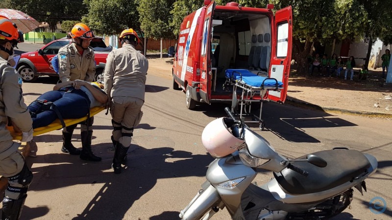 Motociclista fica em estado grave ao colidir em carro que invadiu preferencial Foto: PC de Souza