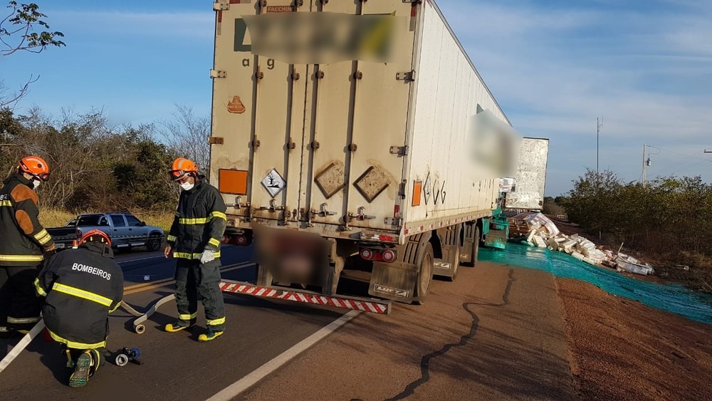 Caminhoneiro morre em colisão na traseira de outra carreta Fotos: Site Edição MS/PC Souza
