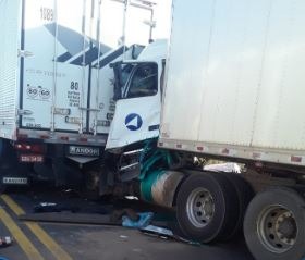 Caminhoneiro morre em colisão na traseira de outra carreta