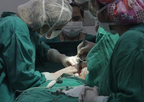 Mulheres vítimas de câncer tratam doença com reconstrução imediata da mama no Hospital Regional de MS Atualmente, duas equipes realizam os procedimentos.