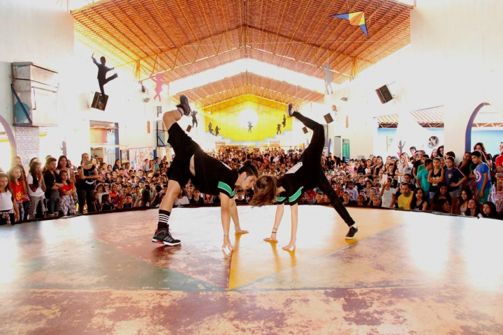 9º Festival de Arte e Cultura e 13º Festival de Dança da Reme vai até essa quinta-feira
Inicia hoje e prossegue até quinta-feira (24), na Associação Cotolengo Sul-mato-grossense, o 9º Festival de Arte e Cultura e o 13º Festival de Dança da Rede Municipal de Ensino, promovido pela Prefeitura de Campo Grande, por meio da Secretaria Municipal de Educação.
O objetivo dos festivais é realizar a culminância das atividades culturais desenvolvidas em 70 Escolas da Reme, por meio do projeto Arte e Cultura Escolar. Ao todo foram atendidas 4.364 crianças e adolescentes com atividades nas áreas de artes visuais: artesanato, desenho, pintura, escultura, grafite, gravura, história em quadrinhos e mosaico; dança: ballet, jazz dance, dança contemporânea, sapateado e danças urbanas; música: bandas e fanfarras, violão, flauta, canto e coral e, também, teatro.
O tema dos eventos é “Cantigas, brinquedos e brincadeiras da cultura popular brasileira e Música Popular Brasileira” promovendo, assim, a divulgação e propiciando o conhecimento e o aperfeiçoamento da arte e da cultura brasileira e suas manifestações.
O evento está sendo organizado pela Superintendência de Políticas Educacionais - Suped e pela Divisão de Esporte, Arte e Cultura – DEAC e visa oferecer à comunidade escolar e ao público em geral a oportunidade de conhecer as atividades desenvolvidas no projeto Arte e Cultura Escolar, durante o ano de 2016, nas linguagens de dança, música, artes visuais e artes cênicas.
O tema dos eventos é “Cantigas, brinquedos e brincadeiras da cultura popular brasileira e Música Popular Brasileira” promovendo, assim, a divulgação e propiciando o conhecimento e o aperfeiçoamento da arte e da cultura brasileira e suas manifestações
Serviço: A Associação Cotolengo Sul-mato-grossensse está localizada na rua Jasmil Basmage, 996, bairro Mata do Jacinto.
Fonte/Autor: Gustavo Escobar DRT 63/MS
Enviar esta notícia para um amigo
