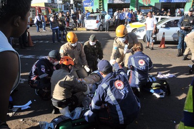Colisão envolvendo carro e moto derruba poste e deixa dois feridos em avenida Acidente aconteceu por volta das 8h20 no Centro da Capital - Foto: Valdenir Rezende/ Correio do Estado