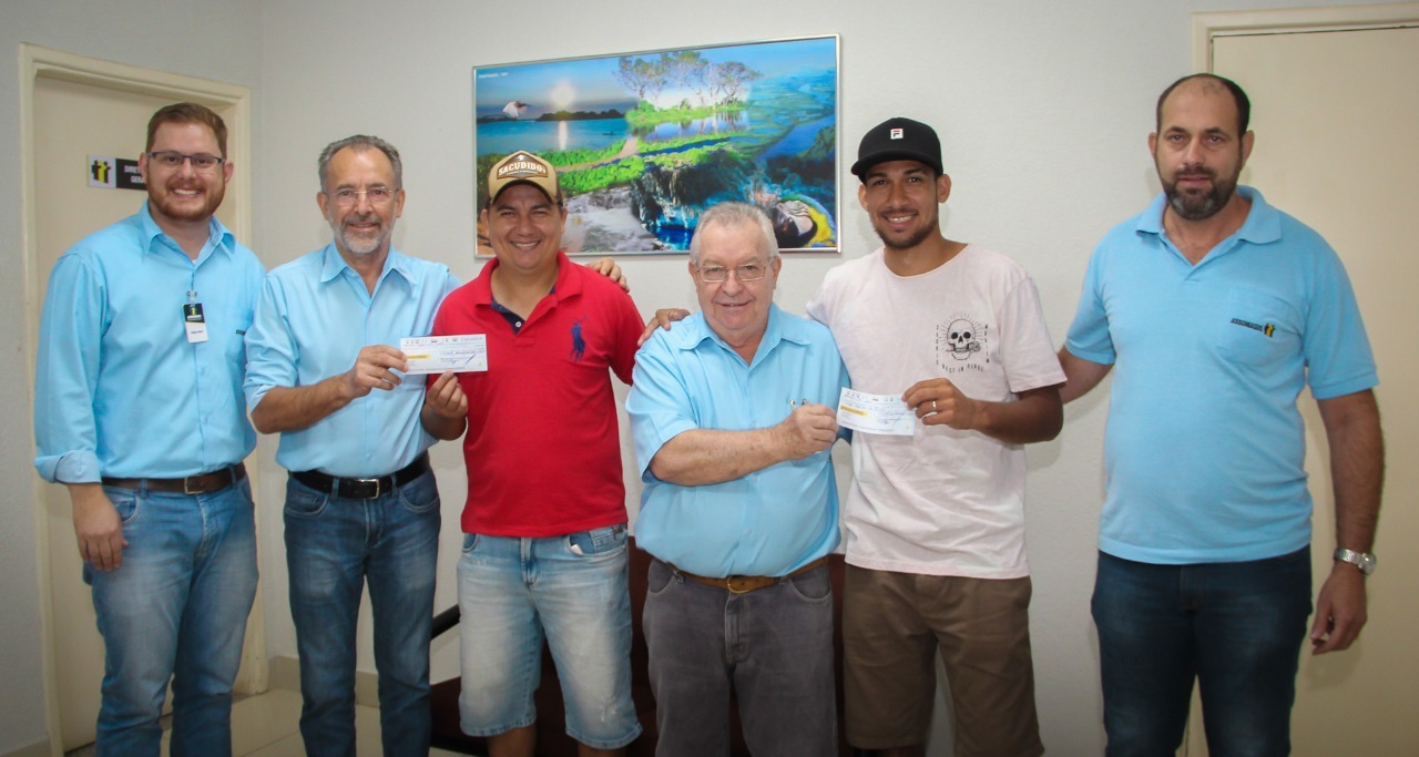 Diretoria entrega cheque de R$ 12 mil a Dois Irmãos pela conquista da Copa Assomasul Cheque entregue aos vencedores. Edson Ribeiro