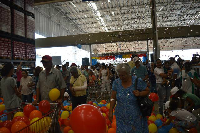 Inauguração de atacadista tem fila e ‘muvuca’ em Dourados Após ser inaugurado um grande número de pessoas se formou na entrada- Fotos: Joandra Alves