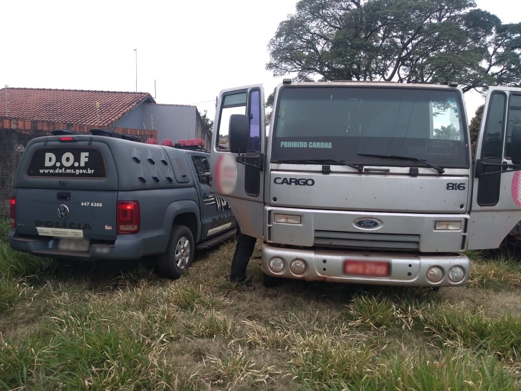 Caminhão roubado em SP é recuperado pela polícia em Amambai Divulgação