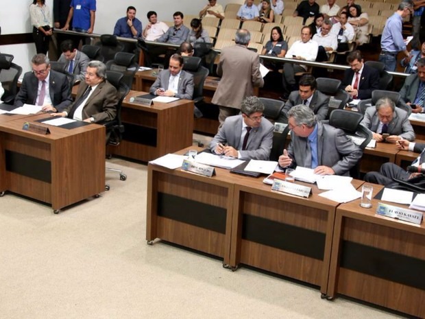 LDO que prevê queda de 0,68% para 2018 é aprovada em 2ª discussão LDO que prevê queda de 0,68% para 2018 é aprovada em 2ª discussão