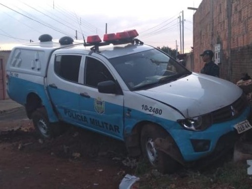 Em perseguição, viatura da PM colide em parede de de imóvel Mirian Machado/CG News