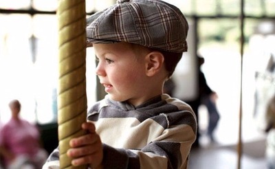 Jeans, por sua vez, apresenta cores e lavagens variadas, com modelagens de bermudas saruel e calças com barra virada - Crédito: Divulgação
