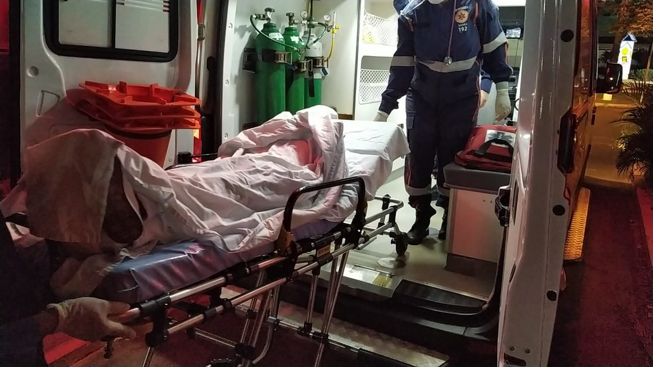 Mulher atingida com disparo de arma de fogo tiro na cabeça. Adilson Domingos