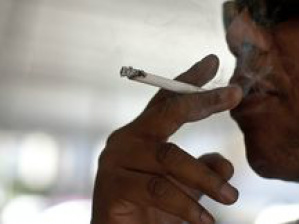 Maioria dos fumantes não consegue largar o cigarro, mesmo após receber diagnóstico de doençaArquivo/Marcello Casal Jr/Agência Brasil