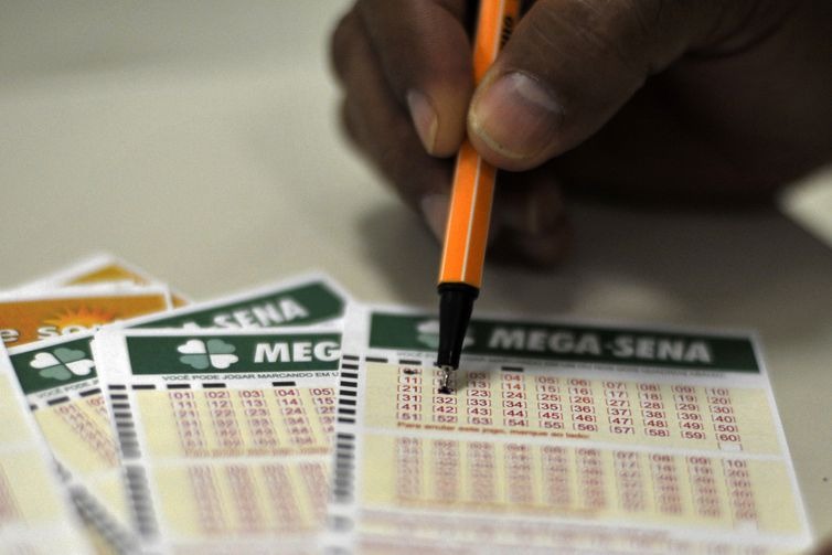 Mega-Sena pode pagar R$ 14,2 milhões nesta quarta Mega-Sena pode pagar R$ 14,2 milhões nesta quarta