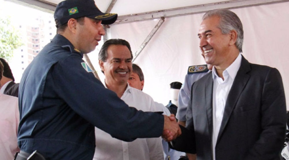 Governador de MS, Reinaldo Azambuja, cumprimenta policial no lançamento da operação 'Boas Festas