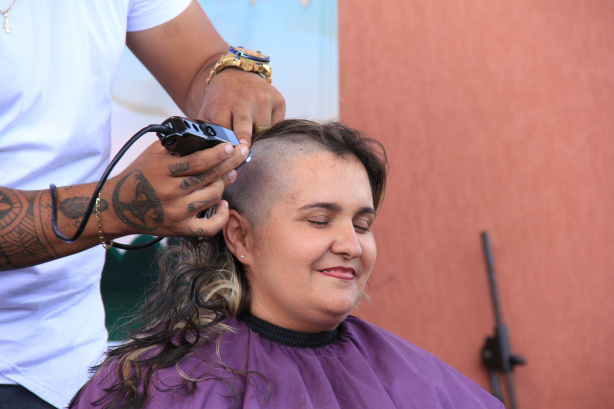 Única mulher entre voluntários, oficial fica careca para 'recado' contra o câncer Tenente-coronel definiu gesto como amor ao próximo e de solidariedade - Foto: Divulgação/PM