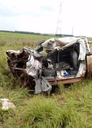 Acidente entre carreta e camionete na BR-267 deixa um morto