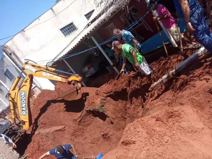 Homem morre soterrado enquanto trabalhava em fossa na casa do irmão (Foto: MS News)