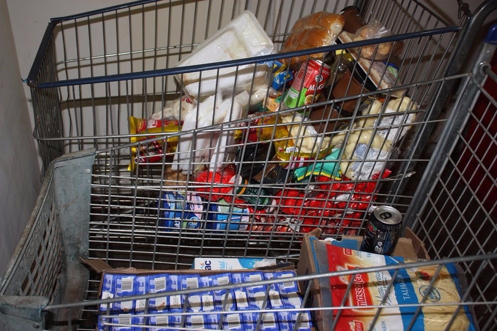 Produtos impróprios para consumo foram descartados no próprio estabelecimento (Foto: Keyla Tormena/ Procon-MS)