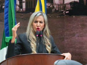Vereadora usou a bancada para reafirmar que levará denúncia adiante e expor indignação (Foto: Gizele Almeida)