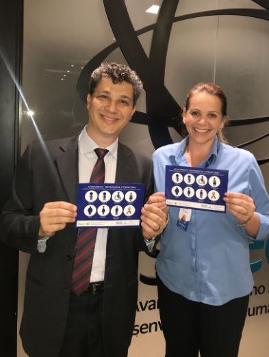 Adesivos de atendimento prioritário serão distribuídos para os comerciantes da Capital Adesivos de atendimento prioritário serão distribuídos para os comerciantes da Capital