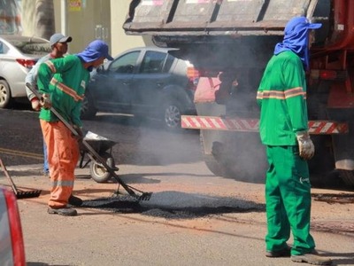 TCE autoriza licitação de R$ 47 milhões para serviço de tapa-buraco Serviço de tapa-buraco em Campo Grande. (Foto: Marcos Ermínio/Arquivo).