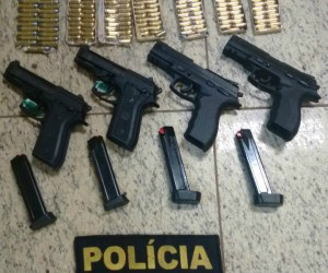 Autora foi encaminhada juntamente com as armas e munições, até a delegacia de Polícia Federal de Ponta Porã 
(Foto: Divulgação DOF)