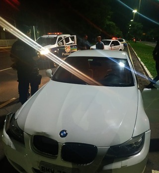Ladrão rouba BMW e é perseguido por polícia por 6 km em avenida da Capital Ladrão rouba BMW e é perseguido por polícia por 6 km em avenida da Capital