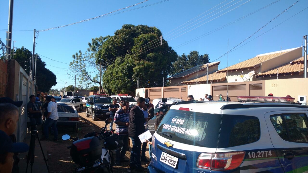 Policiais no local onde ocorreu o crime. Enfoquems