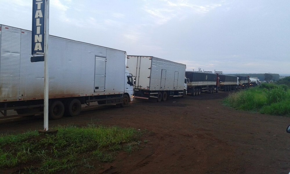 Oito carretas e caminhões carregados com cigarro contrabandeado apreendidos pelo DOF (Foto: DOF/Divulgação)